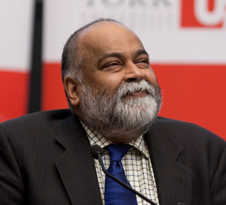Arjun Appadurai đang lắng nghe câu hỏi từ khán giả