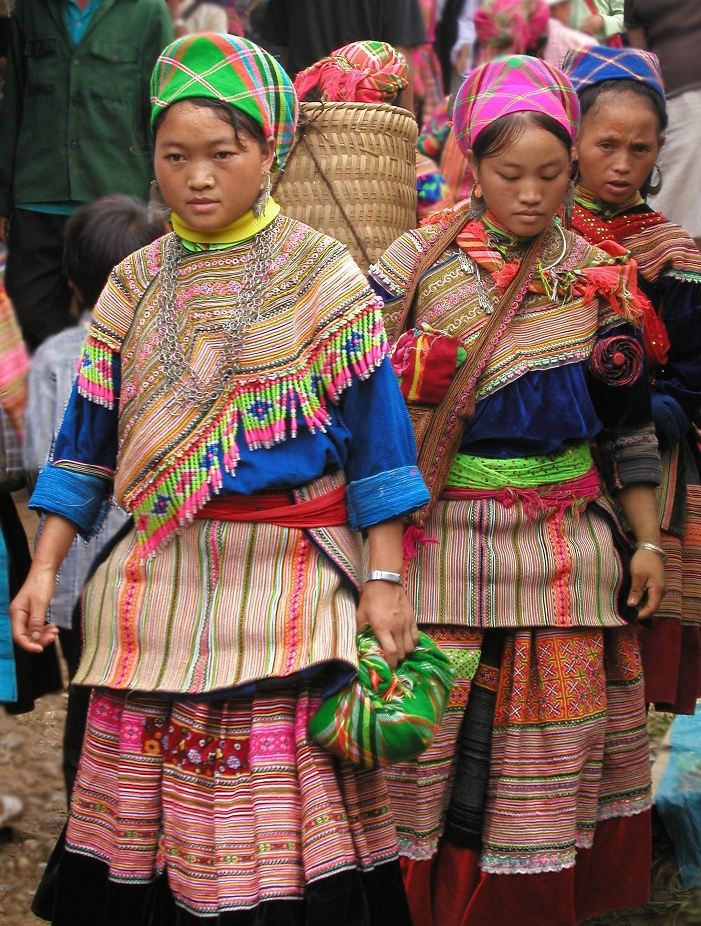 Phụ nữ H’Mông ở chợ Cốc Lếu, Sa Pa