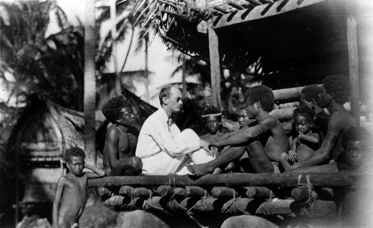 Bronisław Malinowski cùng người dân ở quần đảo Trobriand trong thời gian điền dã
