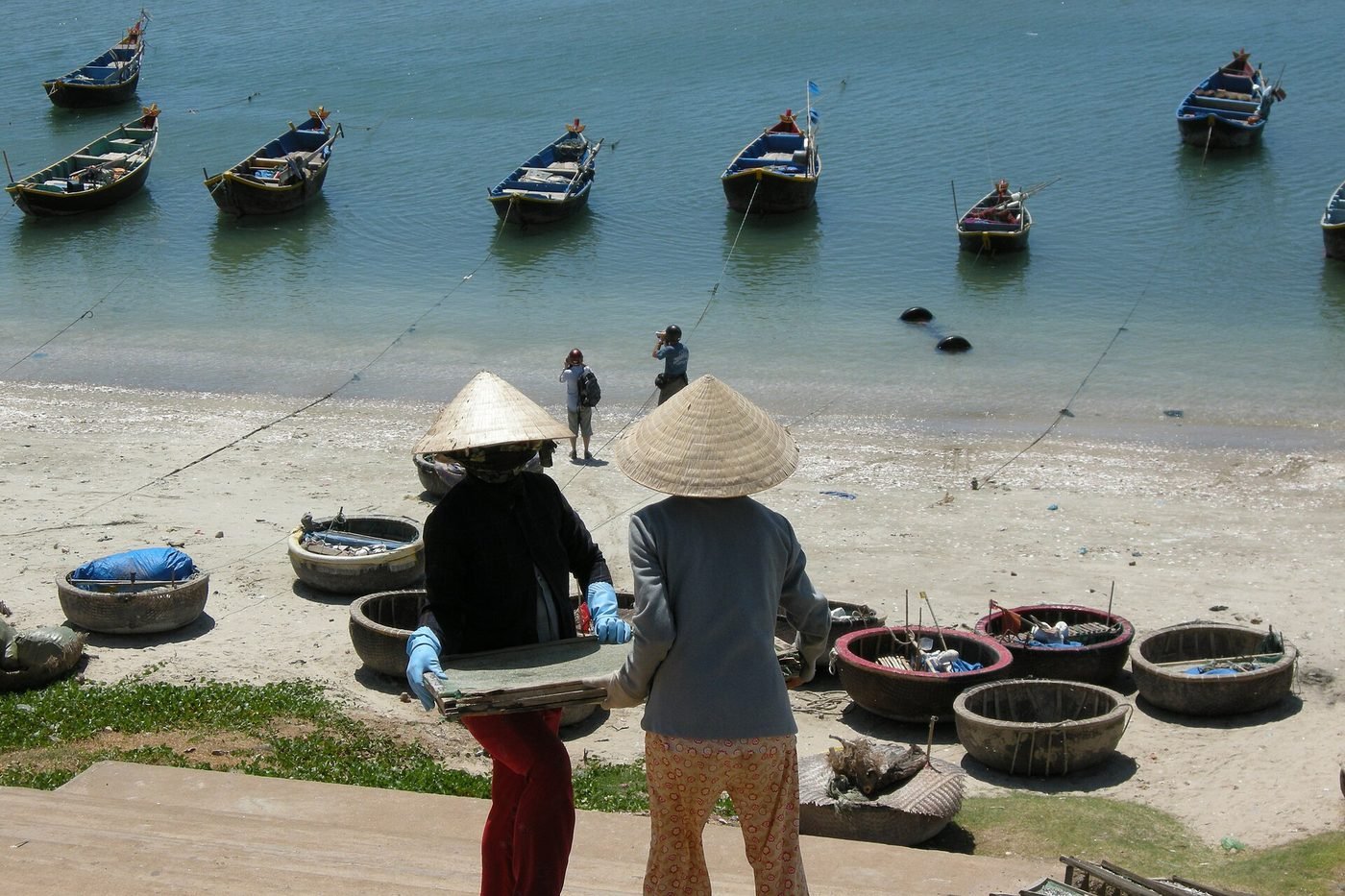 Phụ nữ làm việc ở bến cá Mũi Né
